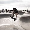 Photo d'une personne sur un skateboard polyvalente avec lien sur les informations sur cette même page