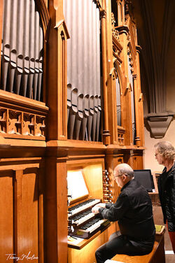 Photo de Thierry Marline avec l'orgue Verschneider de Giromagny et deux organistes - cliquez pour agrandir l'image