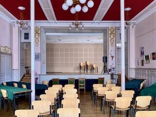 Photo de la salle des fêtes ou salle du conseil à la mairie de Giromagny vue sur la scène