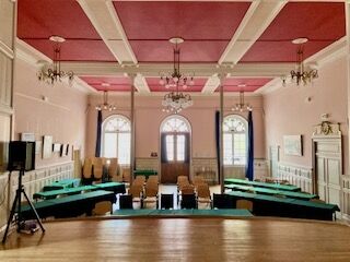 Photo de la salle des fêtes ou salle des conseils à la mairie de Giromagny vue sur l'entrée