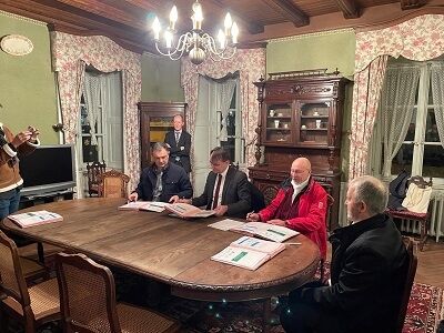 16/12/2022 signature avenant - Opération de révitalisation du territoire Photo signature dans la salle de la maison Mazarin