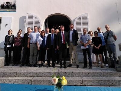 Photo de groupe devant la maison Mazarin