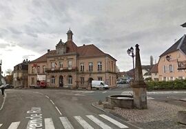 Photo de la mairie avec la fontaine à droite