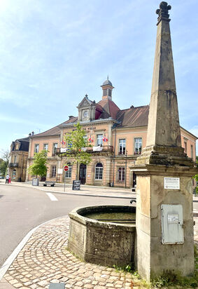 Photo de la mairie avec la fontaine à droite
