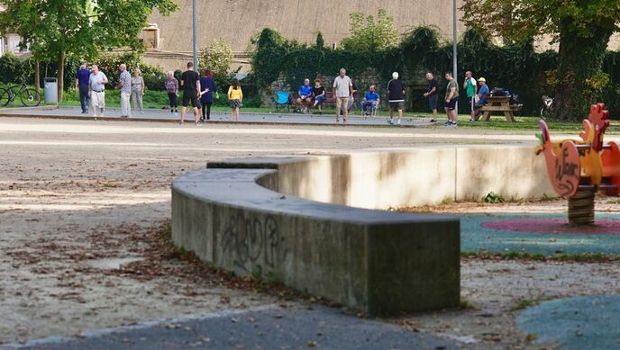 Photo du terrain de boules vu de l'aire de jeux