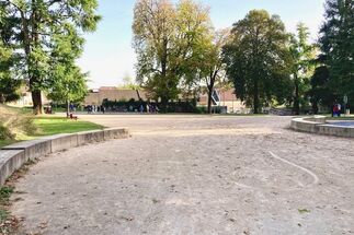 Photo avec la grande place du parc du Paradis des Loups avec terrain de boules au fond