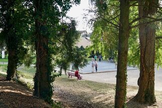 Photo du terrain de boules vu du chemin qui vient du Centre Socioculturel