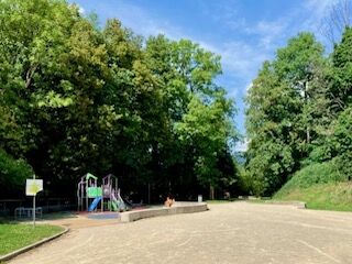 Photo avec le parc du Paradis des Loups avec l'aire de jeux au fond