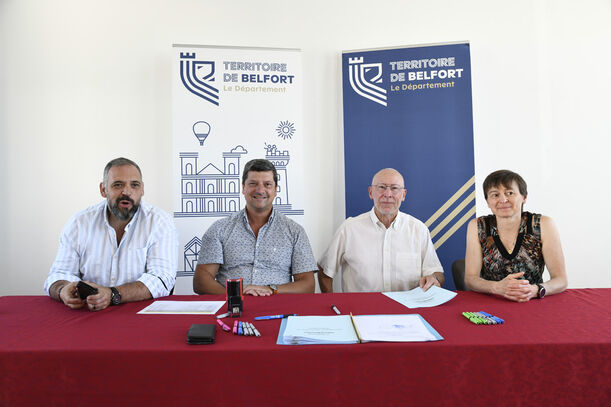 Photo de la signature signature de la convention attributive de subvention allouée dans le cadre de l’aide aux communes 2023 Photo de la signature signature de la convention attributive de subvention allouée dans le cadre de l’aide aux communes 2023