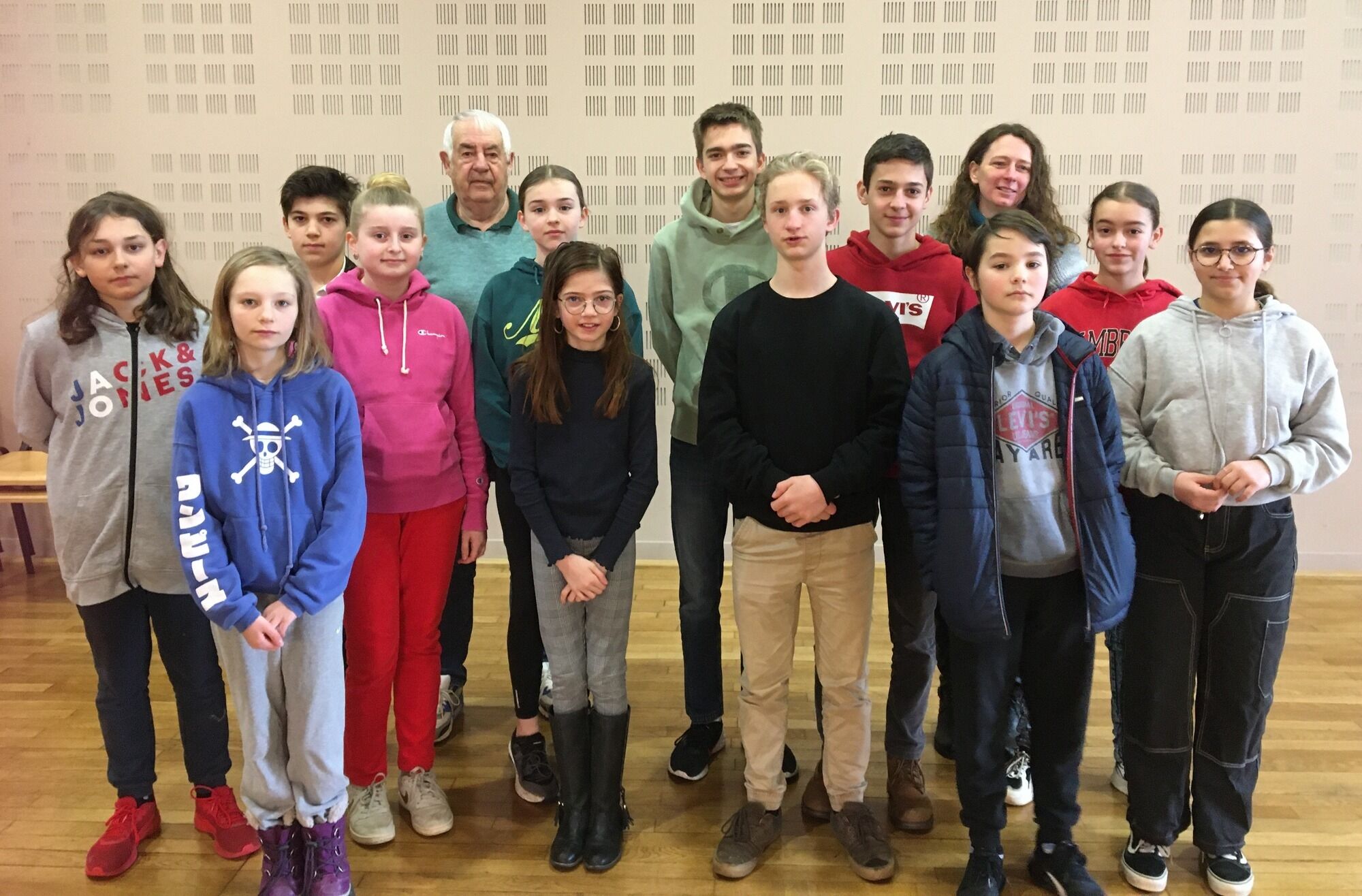 Photo avec les jeunes élus du Conseil Municipal d'Adolescents (2023)