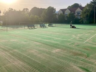 Photo de deux places de tennis extérieurs au Stade Travers