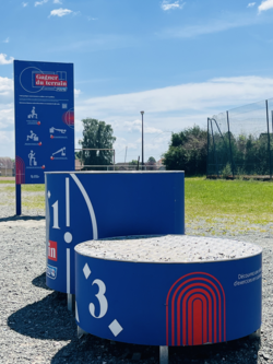 Deux images avec un stade moderne et avec des modules pour un skate park