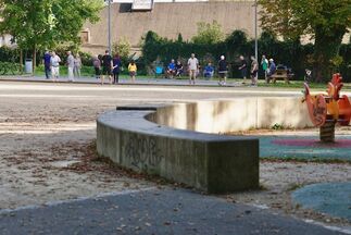 Photo avec le terrain de boules, vu de l'aire de jeux au Parc du Paradis des Loups à Giromagny