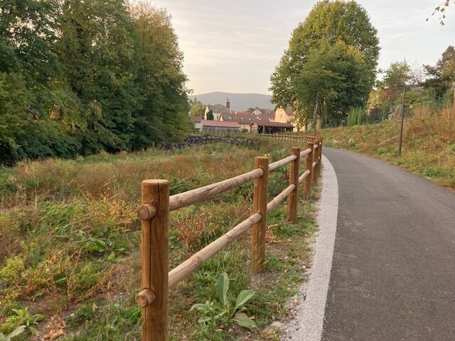 Photo avec la voie verte partagée par une cloture en bois de la Savoureuse et sa plage