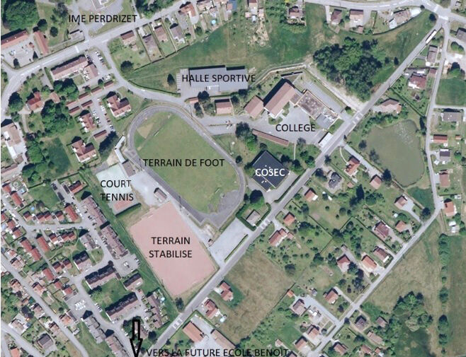 Photo du haut sur les infrastructures sportives et le collège entre la rue du colonel Weber et l'avenue Jean Moulin, avec lien sur la page - Aménagement d’un pôle sportif pour les jeunes