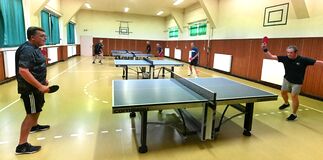 Photo de l'intérieur du Gymnase École Lhomme avec un match de tennis de table