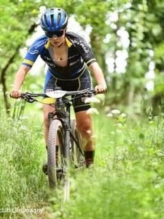 Photo avec une jeune personne en vélo dans la forêt