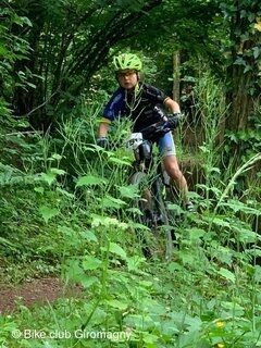 Photo avec une jeune personne en vélo dans la forêt