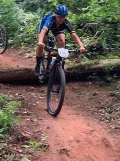 Photo d'une jeune personne sur le vélo en forêt